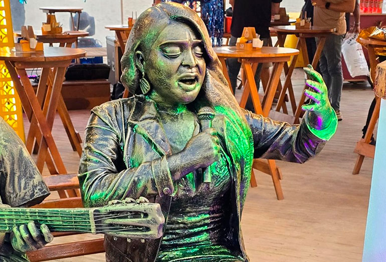 Homenagem eterna! Preta Gil ganha estátua em Copacabana ao lado de Gilberto Gil