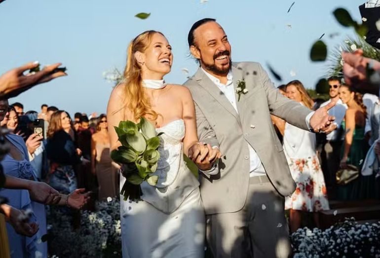 Gabriel O Pensador se casa em cerimônia com vista para o mar em Santa Catarina