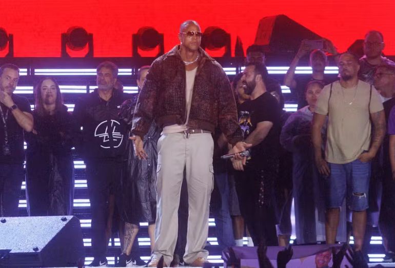 O cantor Léo Santana no palco, emocionado, comunicando o adiamento de seu show em Salvador.