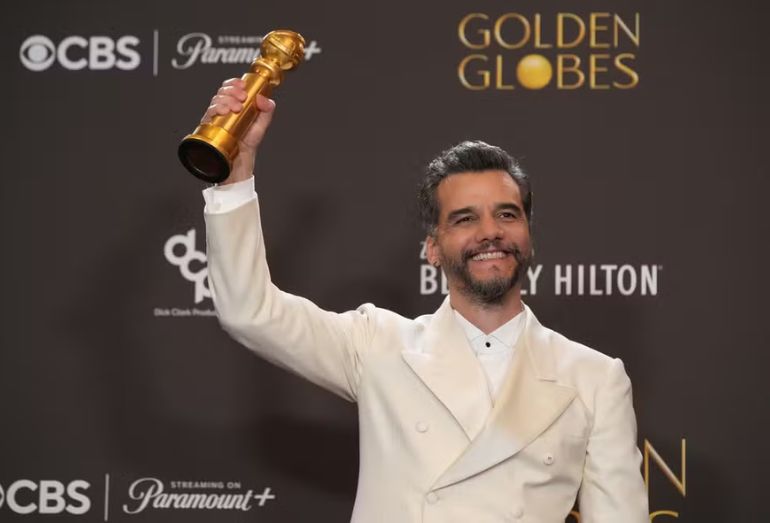 Wagner Moura segurando o troféu do Globo de Ouro 2026 no palco da premiação.