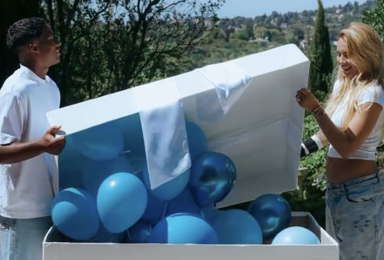 Endrick e Gabriely Miranda revelam sexo do bebê em chá revelação intimista