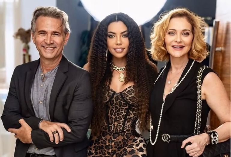 Com Alexandra Richter e Jeniffer Setti no elenco, “Os Emergentes” aposta na comédia para retratar as relações de classe no Brasil